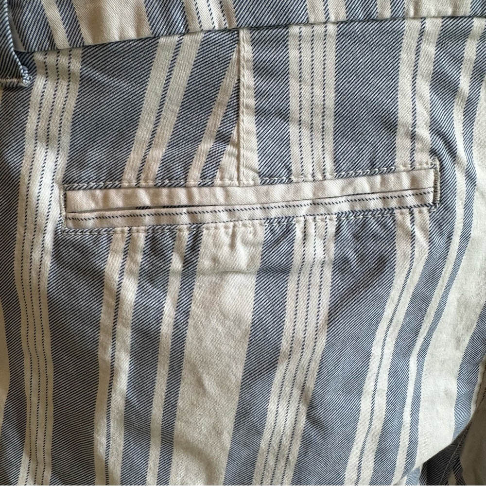 Old Navy White and Blue Strip Everyday Shorts Size 8 - Picture 5 of 7